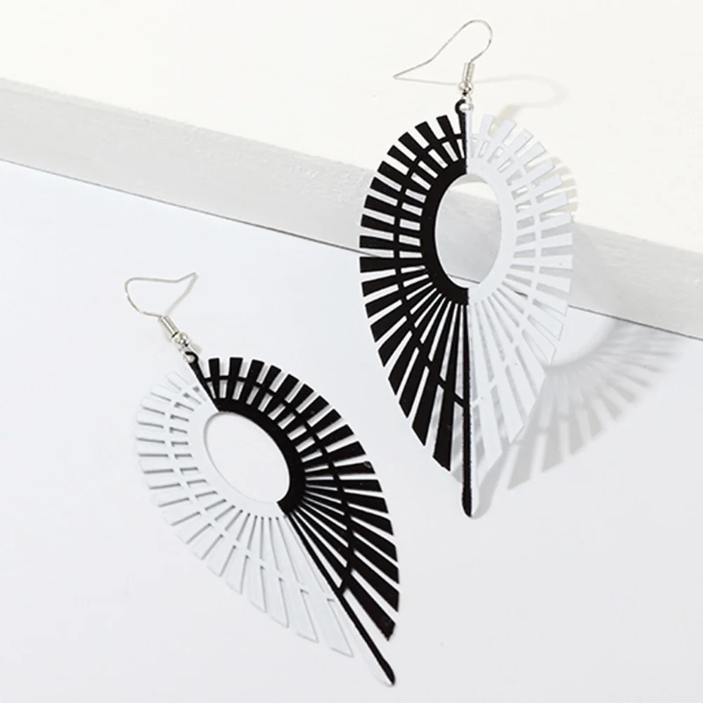 *ROSABELLA* Black x White Leaf Dangle Earrings